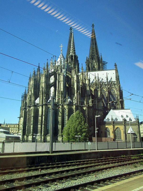 Blick aus dem Zugfenster auf den Kölner Dom