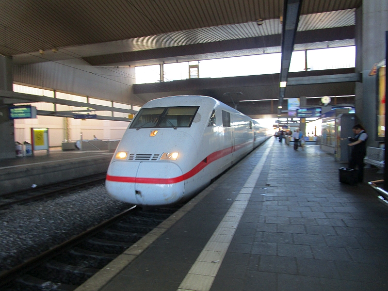 Einfahrt eines ICE 2 in den Hauptbahnhof Düsseldorf