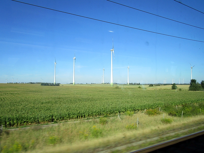 Blick aus dem Zugfenster auf der Schnellfahrtstrecke Hannover-Berlin