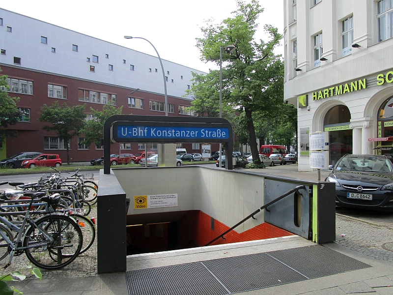 Zugang zum U-Bahnhof Konstanzer Straße in Berlin
