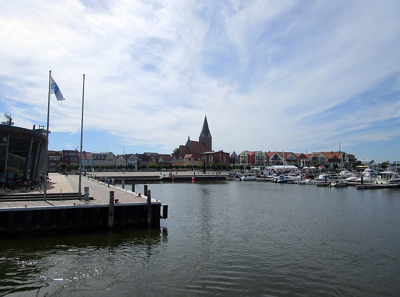 Blick vom Schiff auf Hafen und Marienkirche von Barth