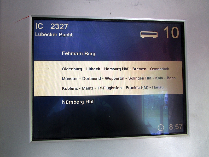 Zuglaufanzeige des IC 2327 'Lübecker Bucht'