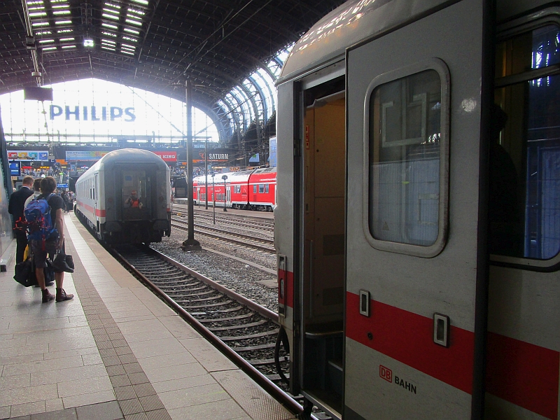 Verstärken des Zugs im Hauptbahnhof Hamburg mit weiteren Wagen