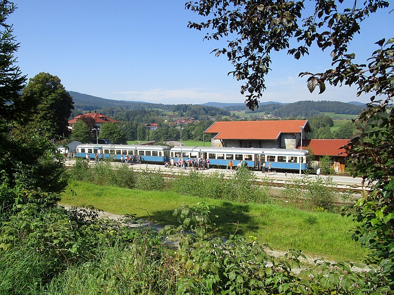 Historischer Triebwagen der Wanderbahn im Bahnhof Gotteszell