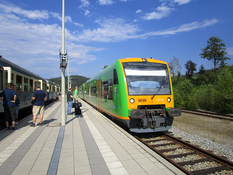 Einfahrt eines Regio-Shuttles der waldbahn in den Bahnhof Gotteszell