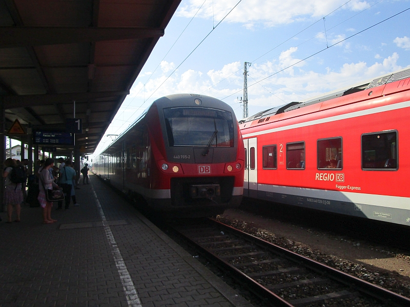 Einfahrt des Donau-Isar-Express (Baureihe 440) in den Bahnhof Plattling