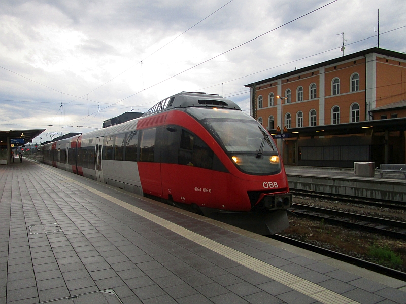 Talent-Triebzug der ÖBB im Bahnhof Passau