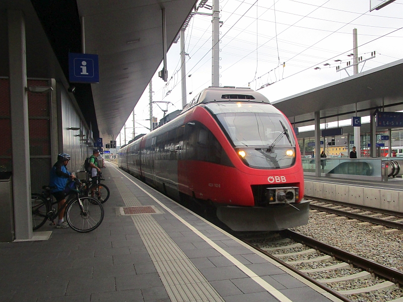 Einfahrt eines Talent-Triebzugs in den Bahnhof Attnang-Puchheim