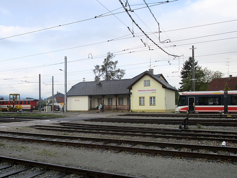 Übergang zum Bahnhof der Traunseebahn