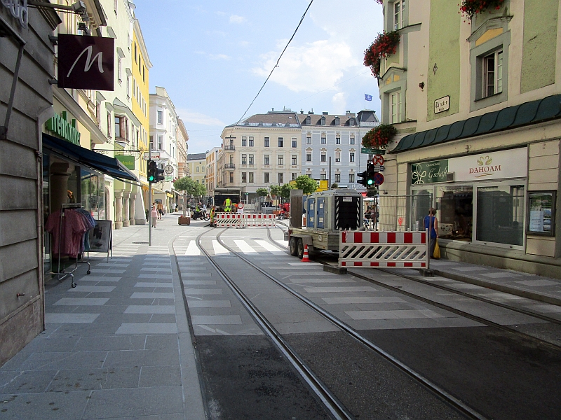 Bauarbeiten an der neuen Strecke am Rathausplatz