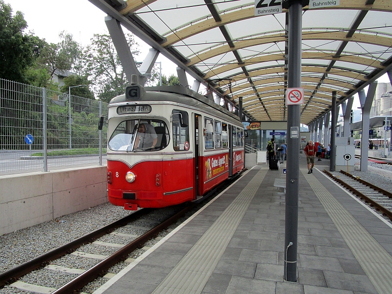 Straßenbahn nach der Ankunft am Bahnhof Gmunden