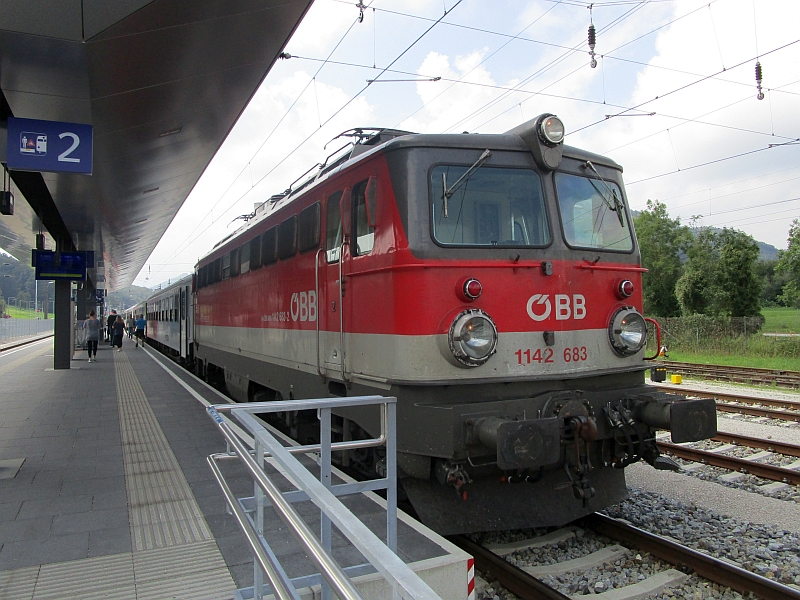 Lok der Reihe 1142 vor einem Regionalzug im Bahnhof Gmunden