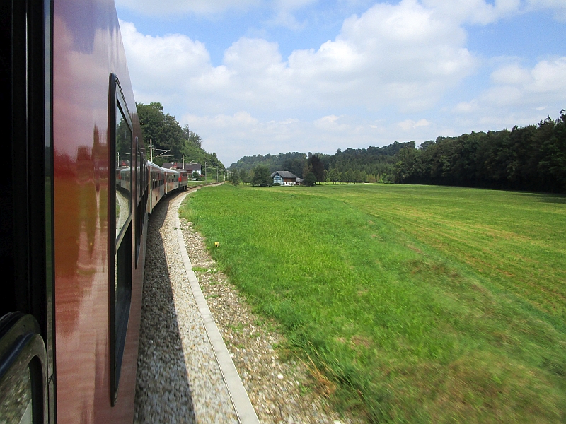 Blick aus dem Zugfenster auf der Salzkammergutbahn