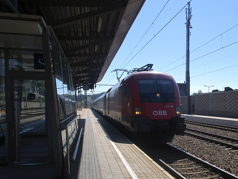 Einfahrt eines Intercitys in den Bahnhof Vöcklabruck