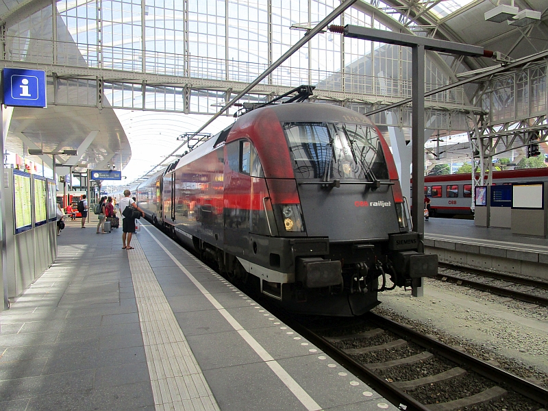 Einfahrt eines Railjets in den Hauptbahnhof Salzburg