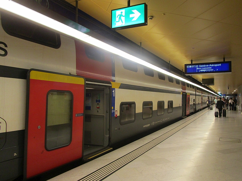 SBB-Intercity mit Doppelstockwagen im Tiefgeschoss des Hauptbahnhofs Zürich