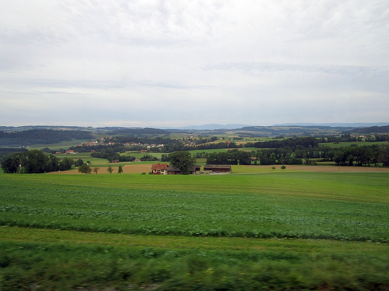 Fahrt durch die Schweiz zwischen Fribourg und Lausanne