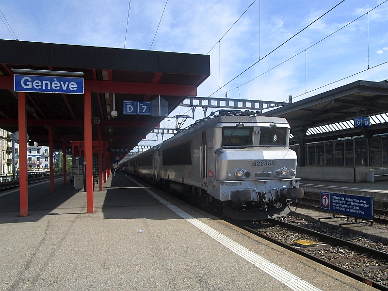 Französischer Regionalzug (TER) im Bahnhof Genf