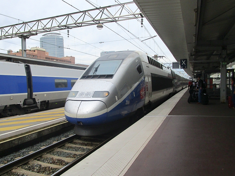 Einfahrt eines TGV in den Bahnhof Lyon Part-Dieu