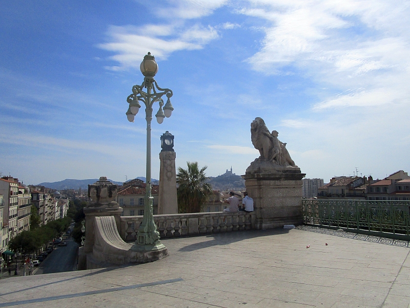 Blick von der Terrasse des Bahnhofs Marseille-Saint-Charles zur Wallfahrtskirche Notre-Dame de la Garde