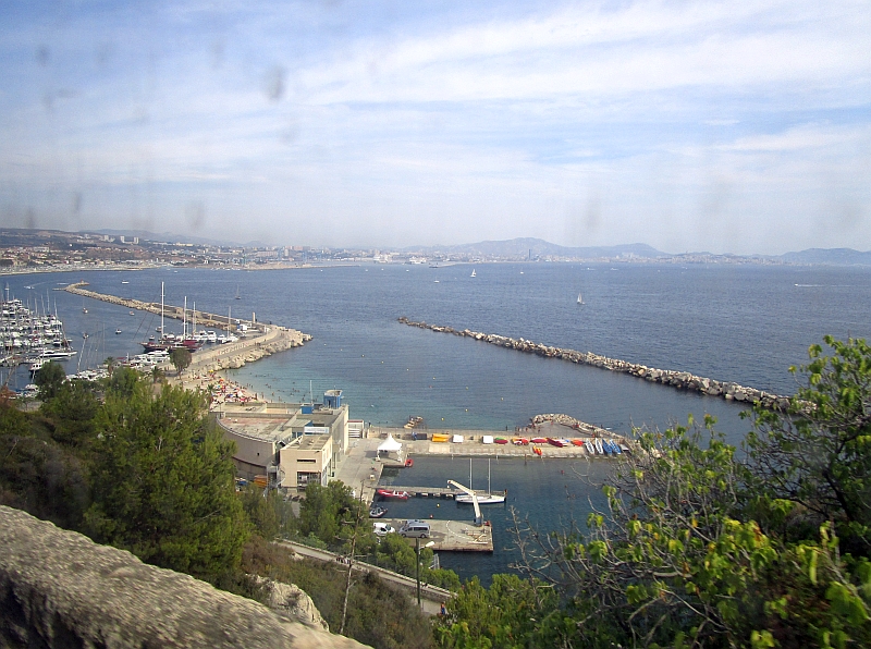 Blick aus dem Zugfenster auf der Fahrt entlang der Côte Bleue