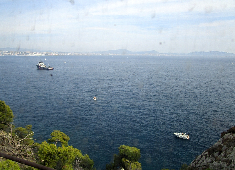 Blick aus dem Zugfenster auf der Fahrt entlang der Côte Bleue