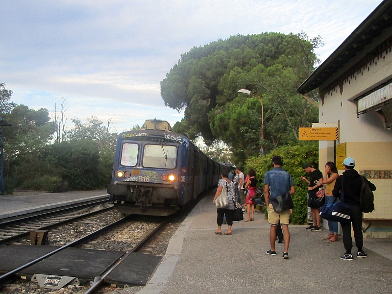 Einfahrt einer RRR-Garnitur in den Bahnhof Carry-le-Rouet