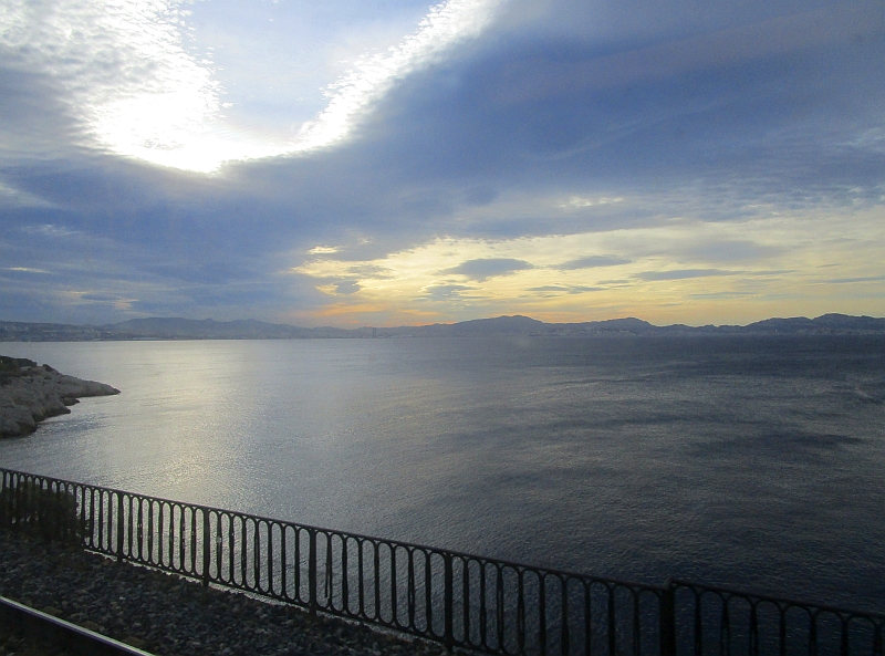 Blick vom Zugfenster über das Meer