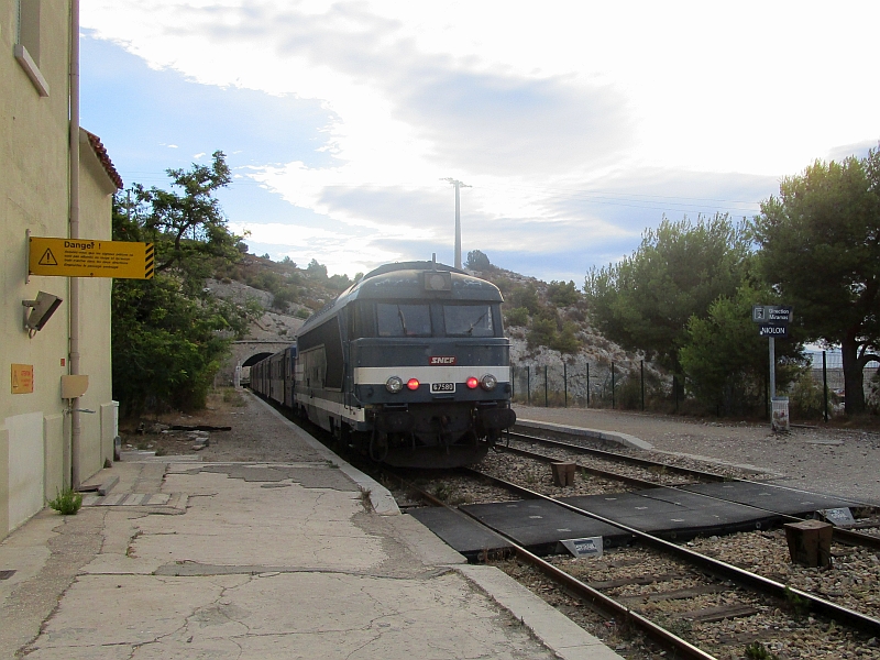 Diesellok der Baureihe BB 67400 am Regionalzug nach Marseille