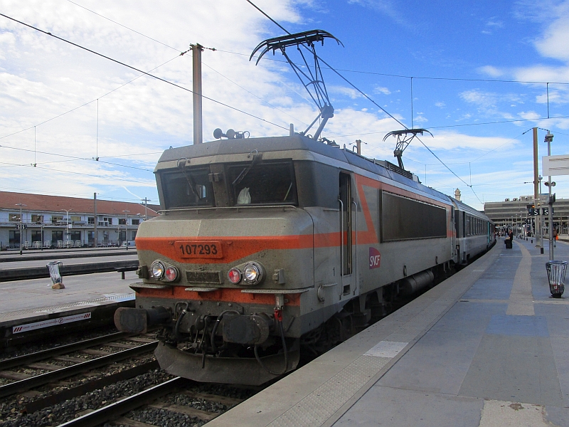 Lok der Baureihe BB 7200 vor dem Intercités Marseille-Bordeaux
