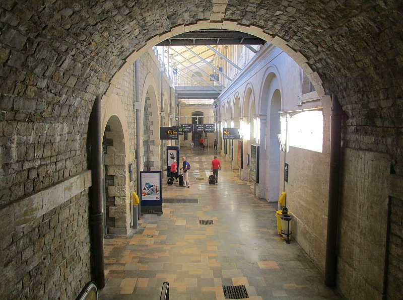 Innenbild Bahnhof Nîmes