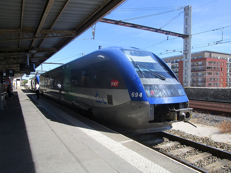 Dieseltriebwagen der Baureihe X 73500 als 'Cévenol' von Nîmes nach Clermont-Ferrand