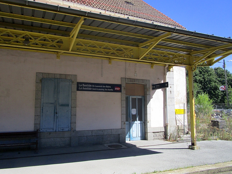 Zweisprachiges Bahnhofsschild von La Bastide-Saint-Laurent-les-Bains