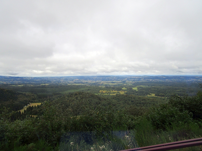 Blick aus dem Zugfenster auf die Landschaft rund um den Puy de Dôme