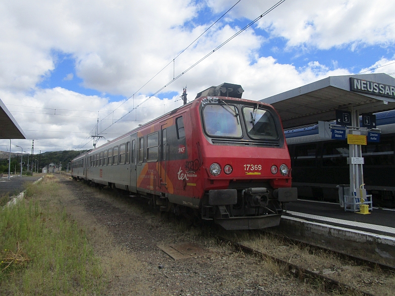 Umsteigen auf einen Elektrotriebwagen in Neussargues