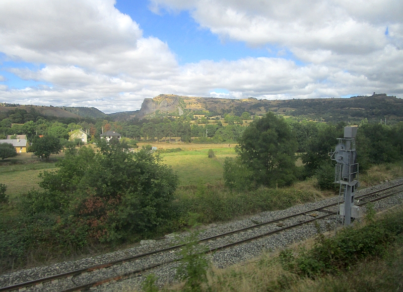 Ausfahrt aus dem Bahnhof von Neussargues mit Blick auf Strecke von Clermont-Ferrand