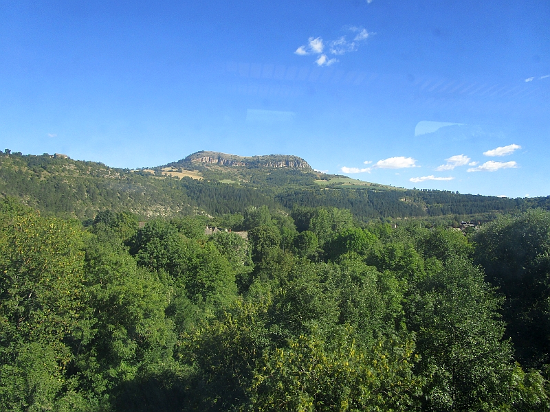 Blick aus dem Zugfenster auf die Berglandschaft des Zentralmassivs
