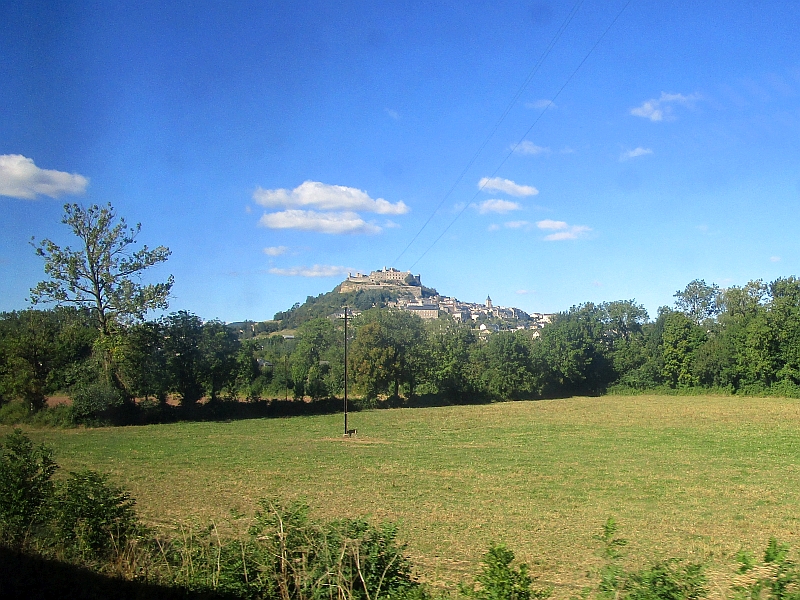 Sévérac-le-Château mit der weithin sichtbaren mittelalterlichen Burg