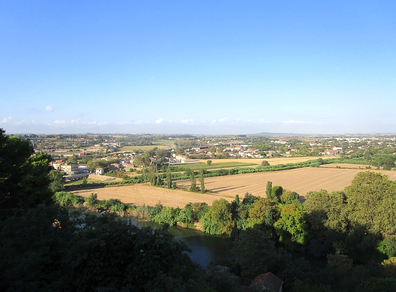 Blick von der Anhöhe bei der Kathedrale über das Land und den Fluss Orb