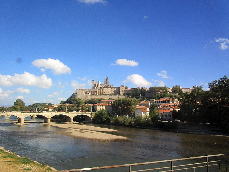 Blick durch das Zugfenster auf Béziers