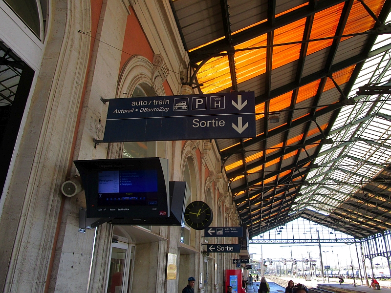 Wegweiser zum ehemaligen DB Autozug im Bahnhof Narbonne