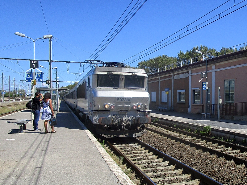 Einfahrt des Intercités nach Toulouse in den Bahnhof Narbonne