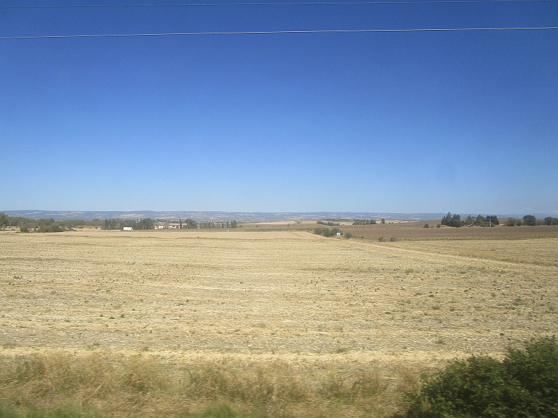 Blick aus dem Zugfenster auf die Landschaft des Lauragais