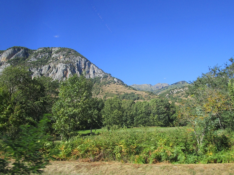 Fahrt auf der Transpyrénéen Oriental in die Berge