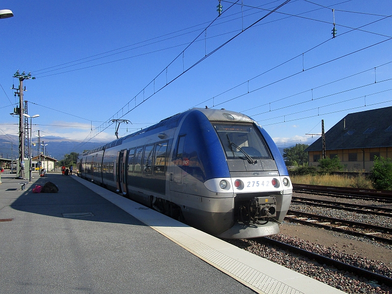 Triebzug nach der Ankunft im Endbahnhof Latour-de-Carol - Enveitg