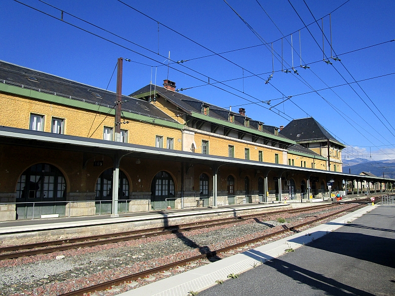 Bahnhof Latour-de-Carol - Enveitg mit dem längsten überdachten Bahnsteig Frankreichs an Gleis 1