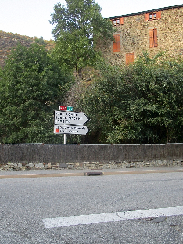 Wegweiser zum Bahnhof Latour-de-Carol - Enveitg