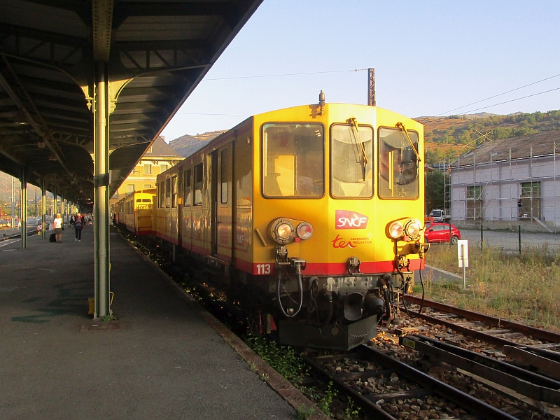 Train jaune auf dem Schmalspurgleis im Bahnhof Latour-de-Carol - Enveitg