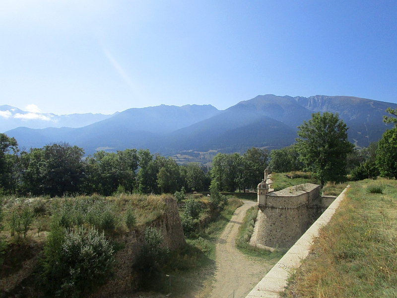 Blick von den Festungsanlagen über die Landschaft des Naturparks Pyrénées Catalanes