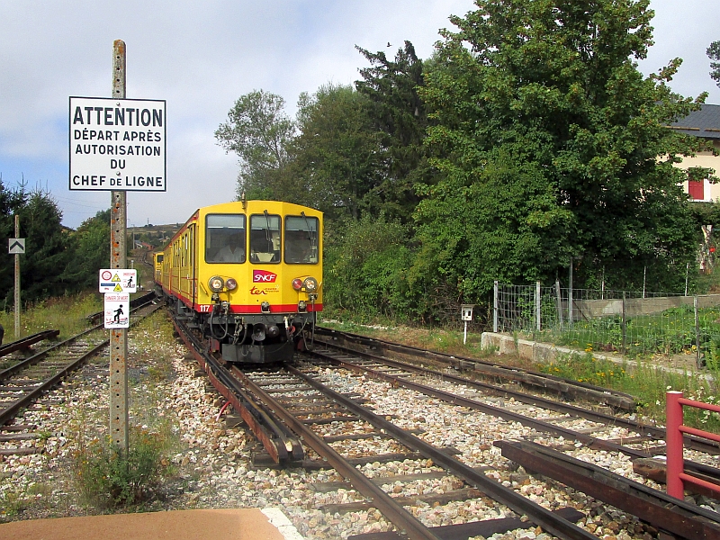 Einfahrt des train jaune in den Bahnhof Mont-Louis